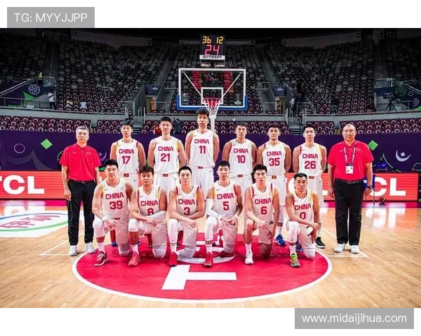 中国男篮力克菲律宾晋级亚洲杯决赛 全队展现强大团队协作精神