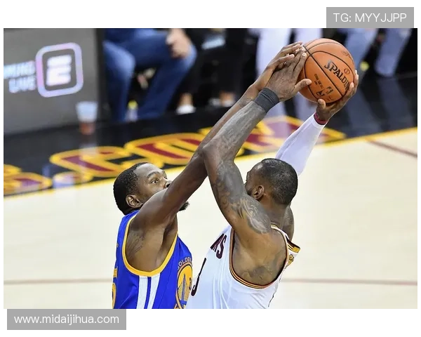詹姆斯与杜兰特再度争锋 NBA季后赛首轮对决引发全球球迷热议 詹姆斯与杜兰特再度争锋 NBA季后赛首轮对决引发全球球迷热议