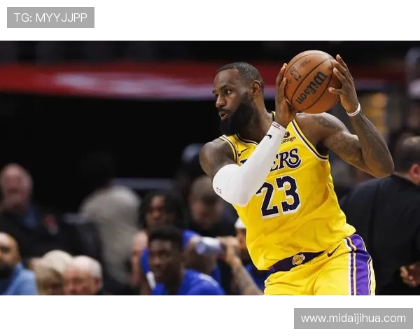 詹姆斯领衔湖人三连胜 字母哥复出带领雄鹿迎来强势反弹